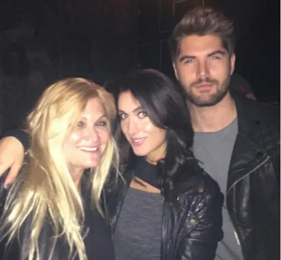 29 year old woman dating 22 year old man